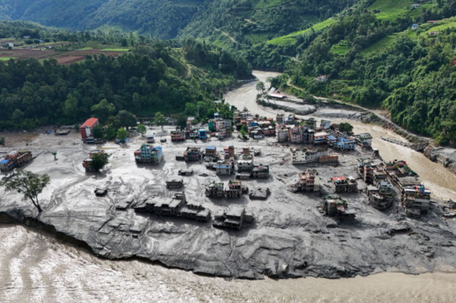 Một nửa ngọn n&uacute;i 7.227 m&eacute;t, cao thứ 99 thế giới như biến mất sau lũ qu&eacute;t tại Nepal - Trung Quốc - Ảnh 1.