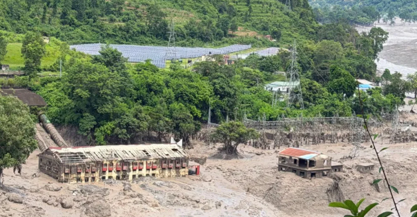 Số người chết v&igrave; lũ qu&eacute;t ở Nepal tăng l&ecirc;n gần 360, sườn n&uacute;i như bị xẻ đ&ocirc;i sau vụ việc - Ảnh 4.