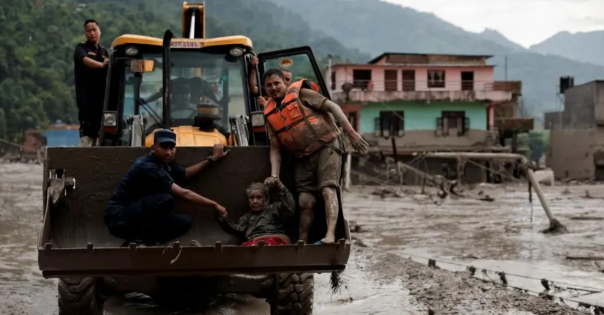 Số người chết v&igrave; lũ qu&eacute;t ở Nepal tăng l&ecirc;n gần 360, sườn n&uacute;i như bị xẻ đ&ocirc;i sau vụ việc - Ảnh 6.