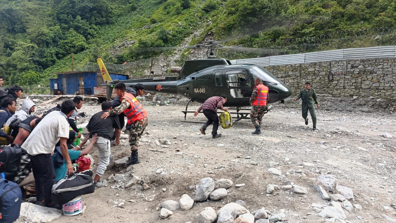 Lũ qu&eacute;t ở Nepal:Giải cứu th&agrave;nh c&ocirc;ng 350 người mắc kẹt trong hầm - Ảnh 4.