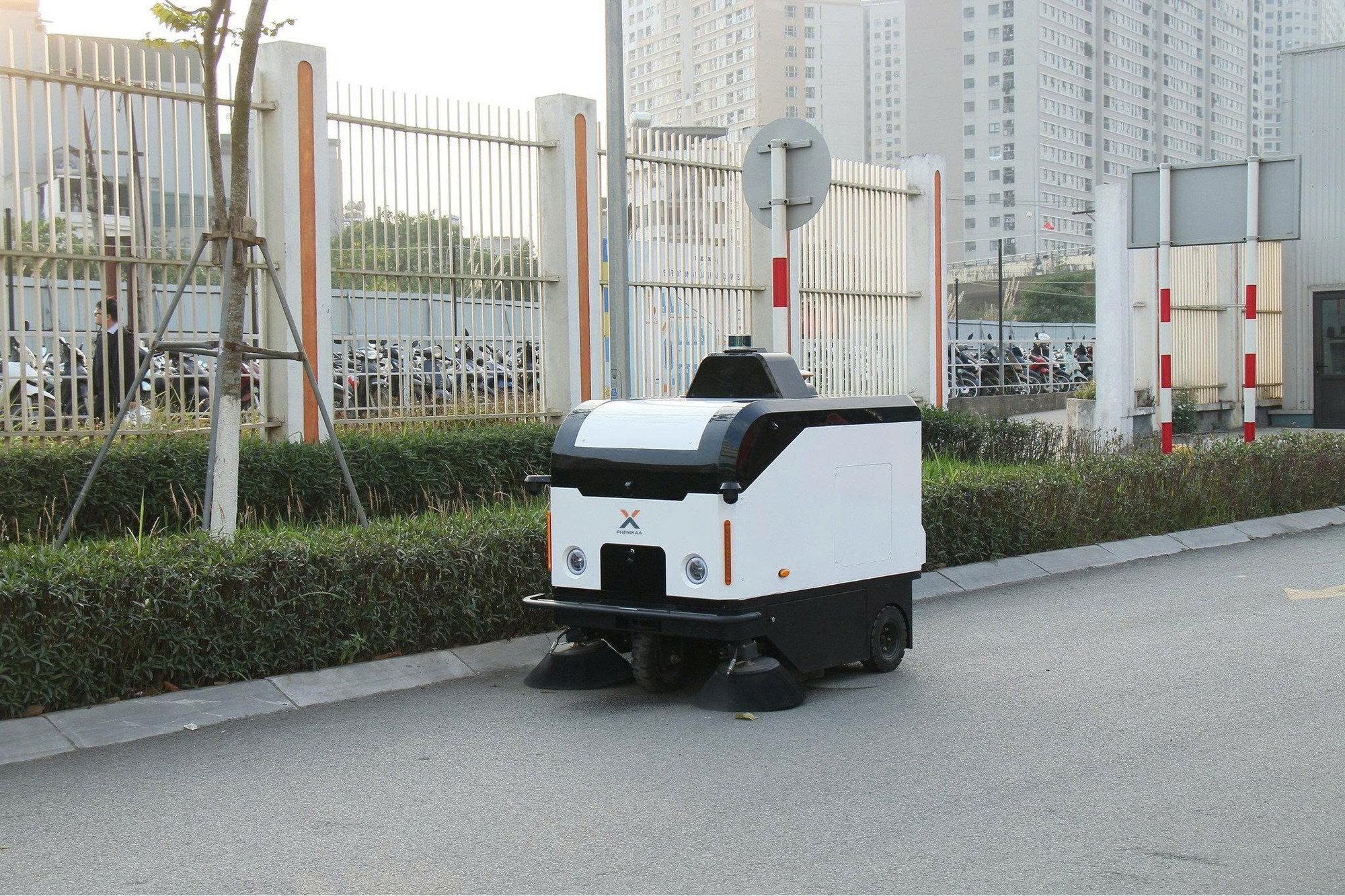 H&agrave; Nội ch&iacute;nh thức thử nghiệm Robot giao h&agrave;ng, Robot taxi tr&ecirc;n qu&atilde;ng đường d&agrave;i 11,5 km, triển khai bởi c&ocirc;ng ty của gi&aacute;o sư gi&agrave;u nhất s&agrave;n chứng kho&aacute;n - Ảnh 2.