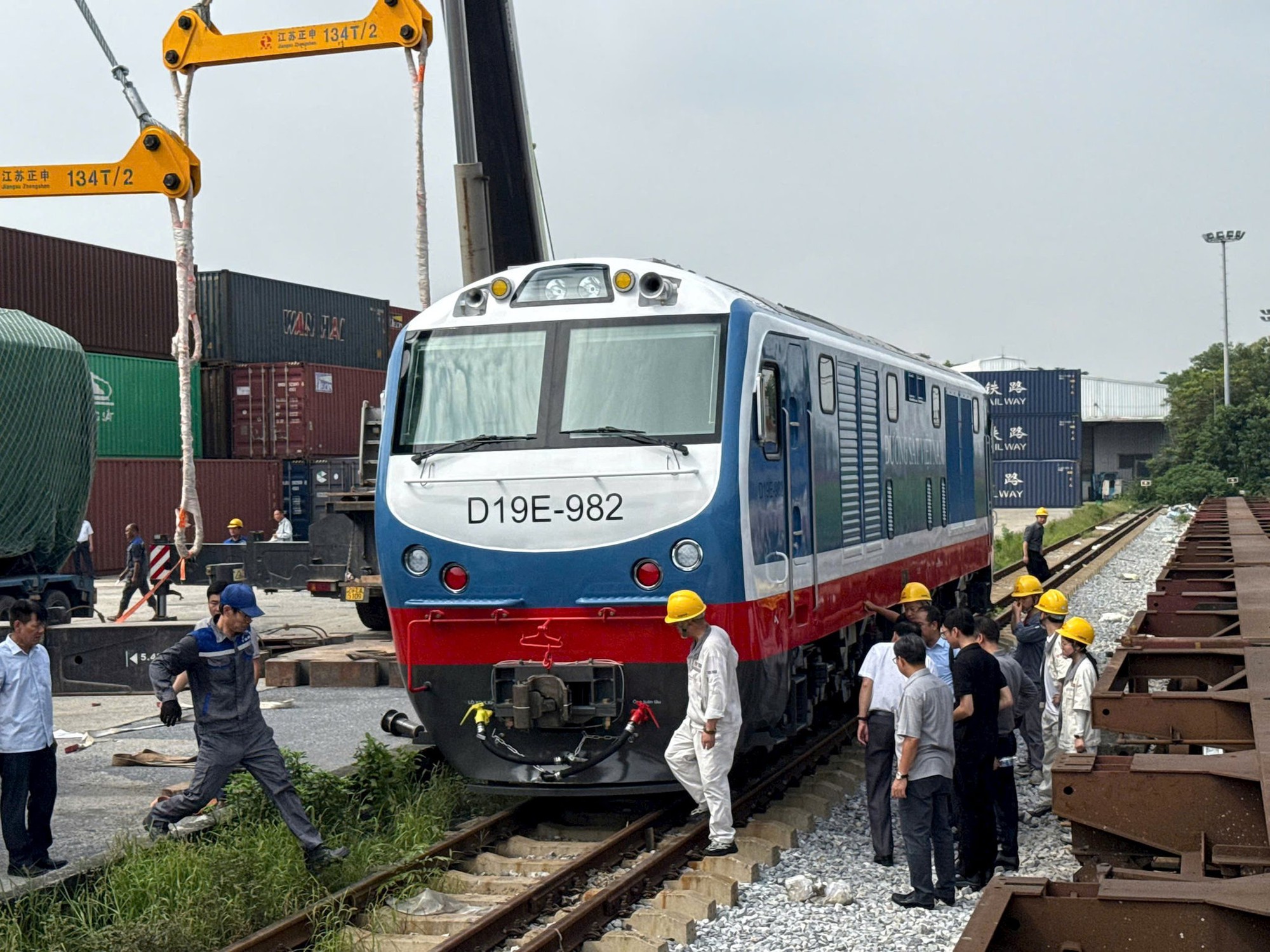 Đường sắt Việt Nam tiếp nhận đầu m&aacute;y D19E thế hệ mới, cải tiến hơn 40 hạng mục - Ảnh 2.