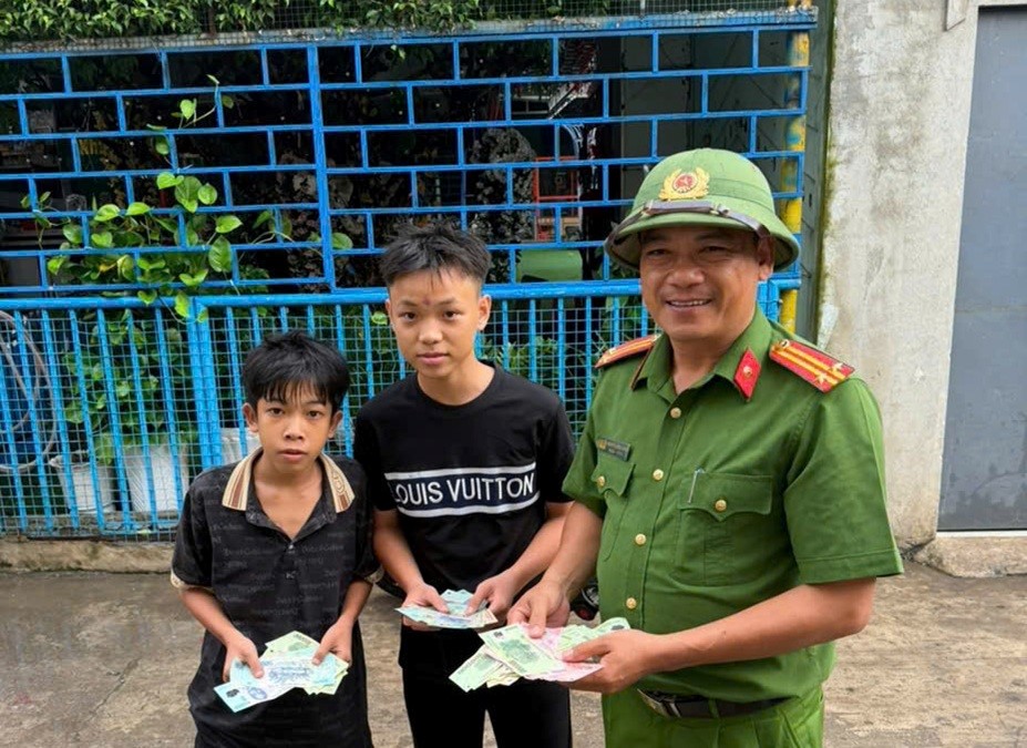 C&ocirc;ng an x&aacute;c minh loạt tờ tiền mệnh gi&aacute; 20.000 - 500.000 đồng nằm rải r&aacute;c tr&ecirc;n đường: Một c&ocirc;ng d&acirc;n sinh năm 1980 lập tức đến tr&igrave;nh b&aacute;o - Ảnh 1.