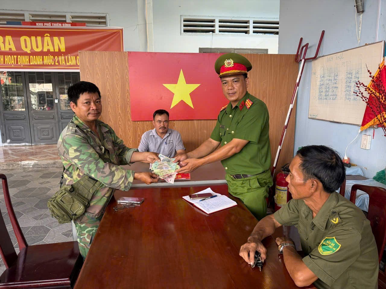 C&ocirc;ng an x&aacute;c minh loạt tờ tiền mệnh gi&aacute; 20.000 - 500.000 đồng nằm rải r&aacute;c tr&ecirc;n đường: Một c&ocirc;ng d&acirc;n sinh năm 1980 lập tức đến tr&igrave;nh b&aacute;o - Ảnh 2.
