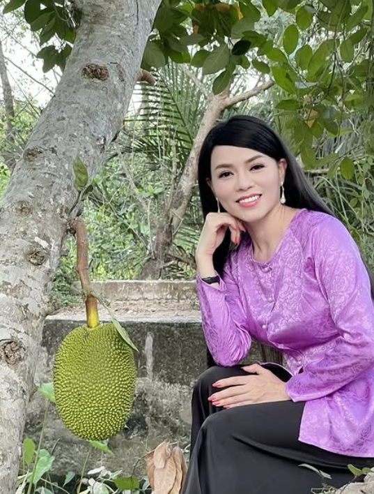 Nữ ca sĩ 45 tuổi chưa chồng tuyên bố: "Ai lấy được tôi sẽ rất hạnh phúc" - Ảnh 2. Nữ ca sĩ 45 tuổi chưa chồng tuyên bố: "Ai lấy được tôi sẽ rất hạnh phúc" - Ảnh 2.