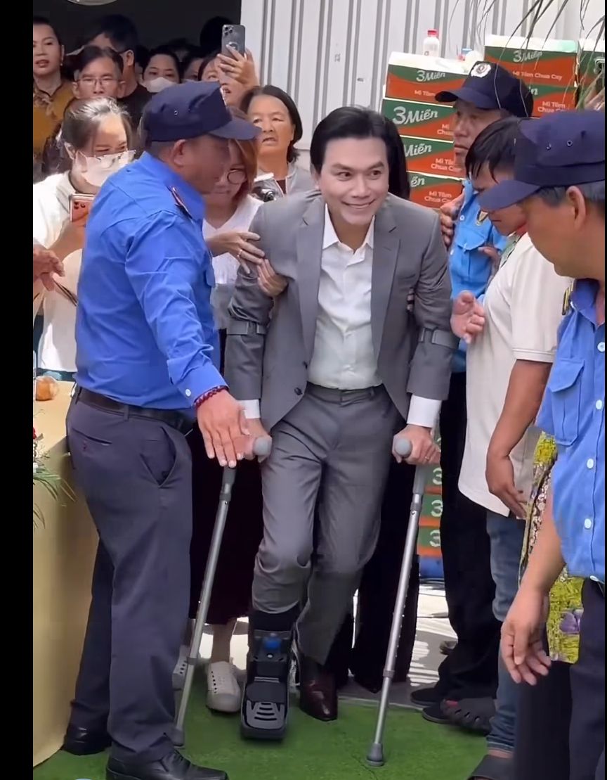 Nam ca sĩ ở Mỹ ra th&ocirc;ng b&aacute;o - Ảnh 2.