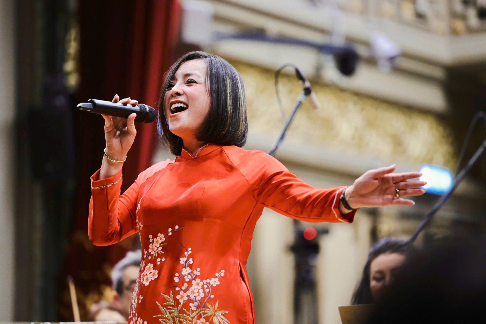 Diva Thanh Lam v&agrave; d&agrave;n nghệ sĩ thăng hoa tại H&ograve;a nhạc Hữu nghị Việt Nam - Romania ở Bucharest - Ảnh 4.