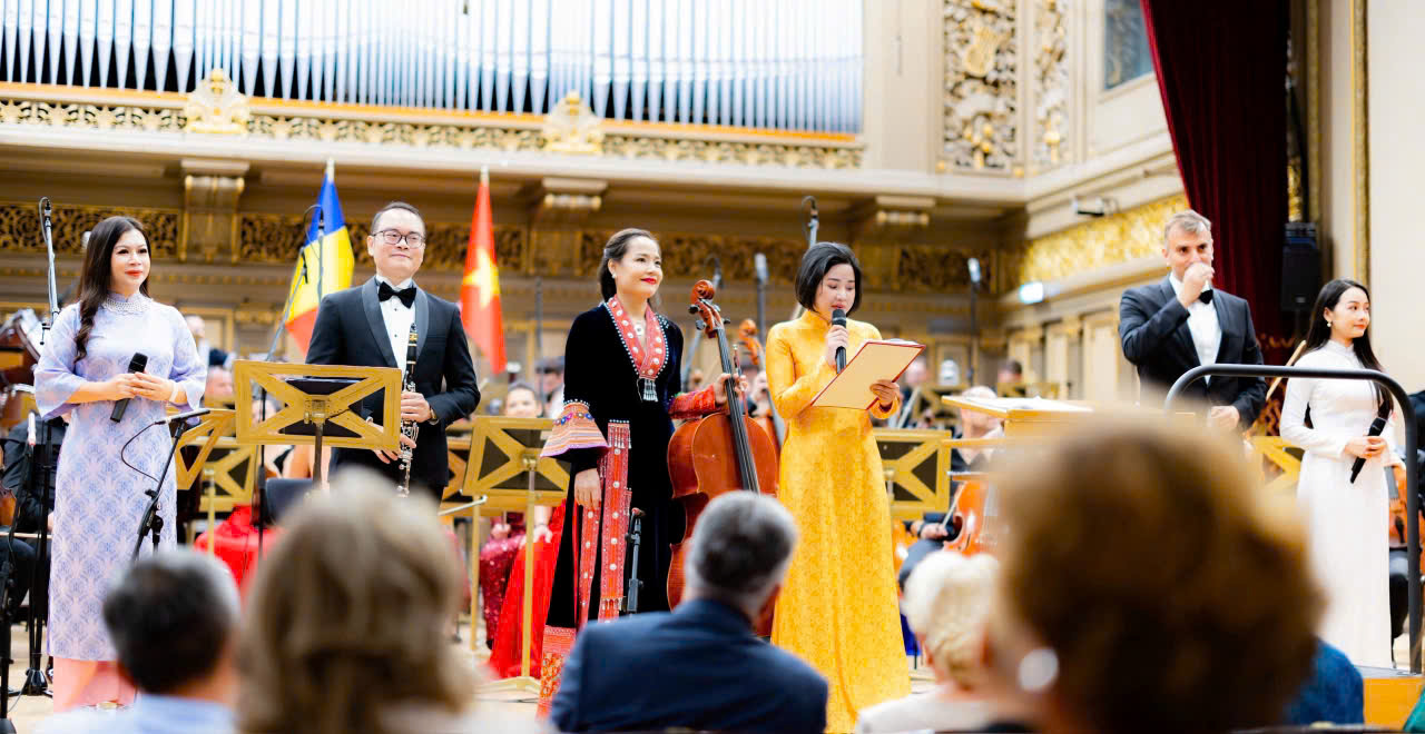 Diva Thanh Lam v&agrave; d&agrave;n nghệ sĩ thăng hoa tại H&ograve;a nhạc Hữu nghị Việt Nam - Romania ở Bucharest - Ảnh 5.