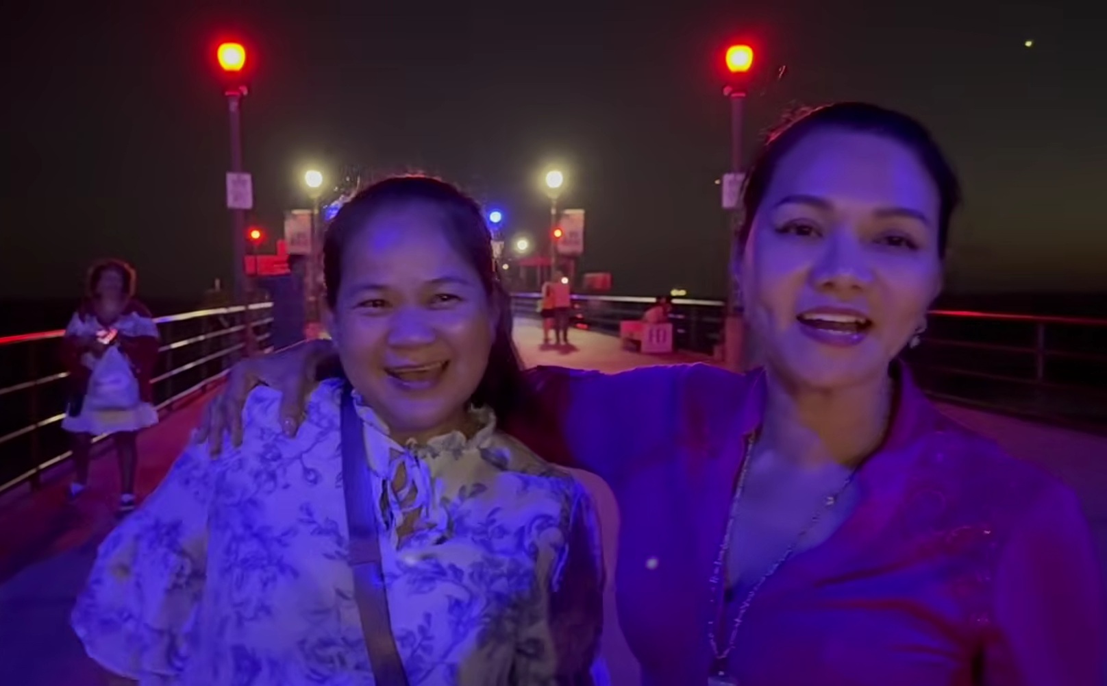 Nữ NSƯT bỏ tiền dẫn trợ lý sang Mỹ lần đầu - Ảnh 1. Nữ NSƯT bỏ tiền dẫn trợ lý sang Mỹ lần đầu - Ảnh 1.