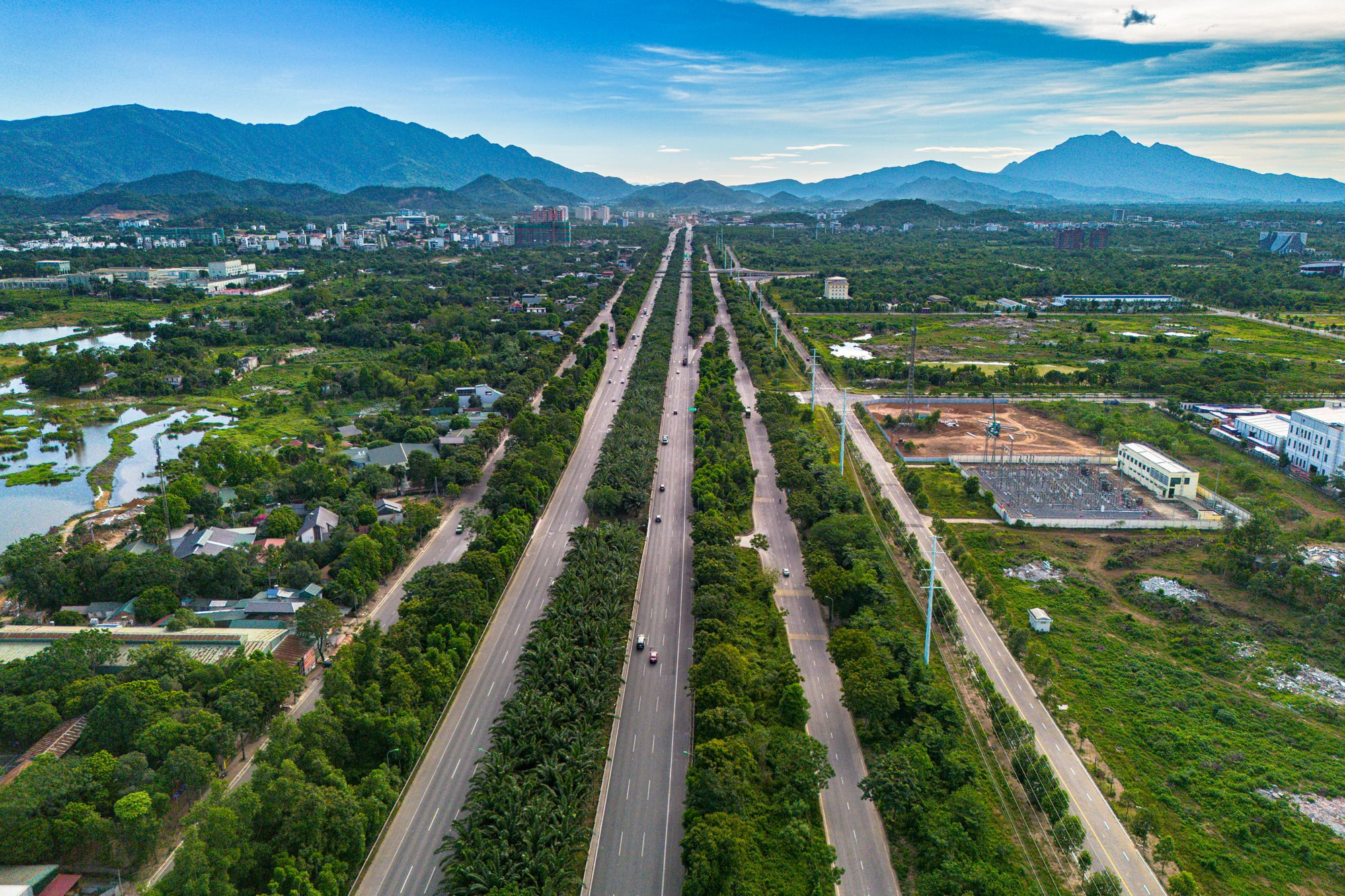 Ngắm n&uacute;t giao vừa c&oacute; hồ nước, rừng c&acirc;y xanh v&agrave; nh&agrave; d&acirc;n tr&ecirc;n đại lộ d&agrave;i nhất Việt Nam - Ảnh 2.
