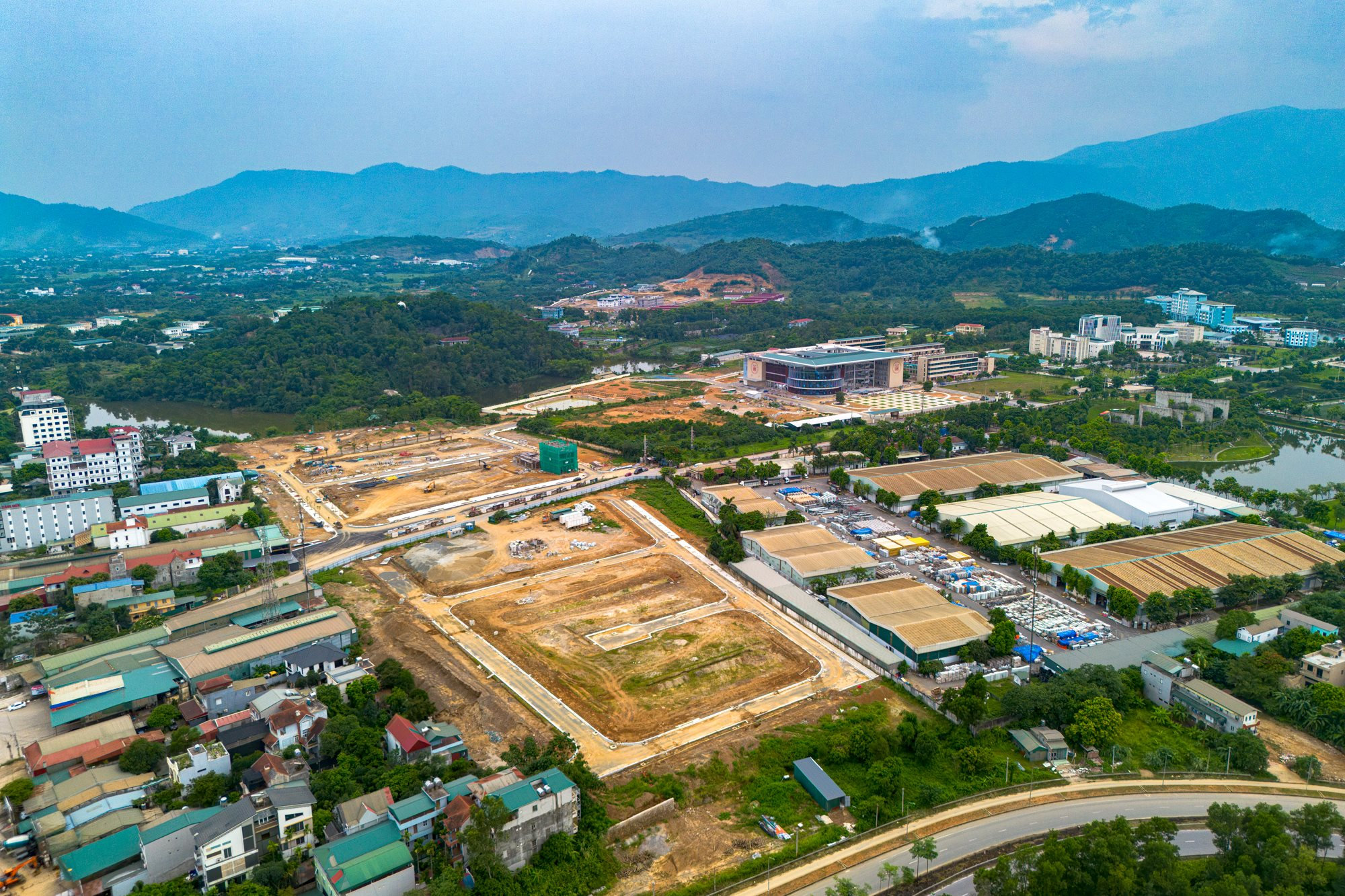 Ngắm n&uacute;t giao vừa c&oacute; hồ nước, rừng c&acirc;y xanh v&agrave; nh&agrave; d&acirc;n tr&ecirc;n đại lộ d&agrave;i nhất Việt Nam - Ảnh 11.
