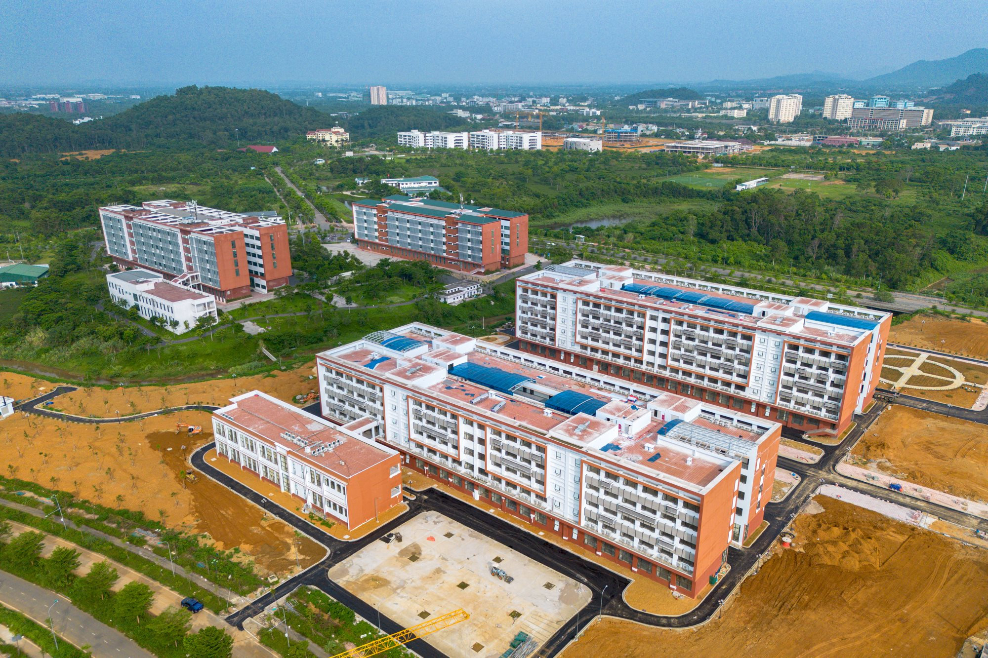 Ngắm n&uacute;t giao vừa c&oacute; hồ nước, rừng c&acirc;y xanh v&agrave; nh&agrave; d&acirc;n tr&ecirc;n đại lộ d&agrave;i nhất Việt Nam - Ảnh 12.