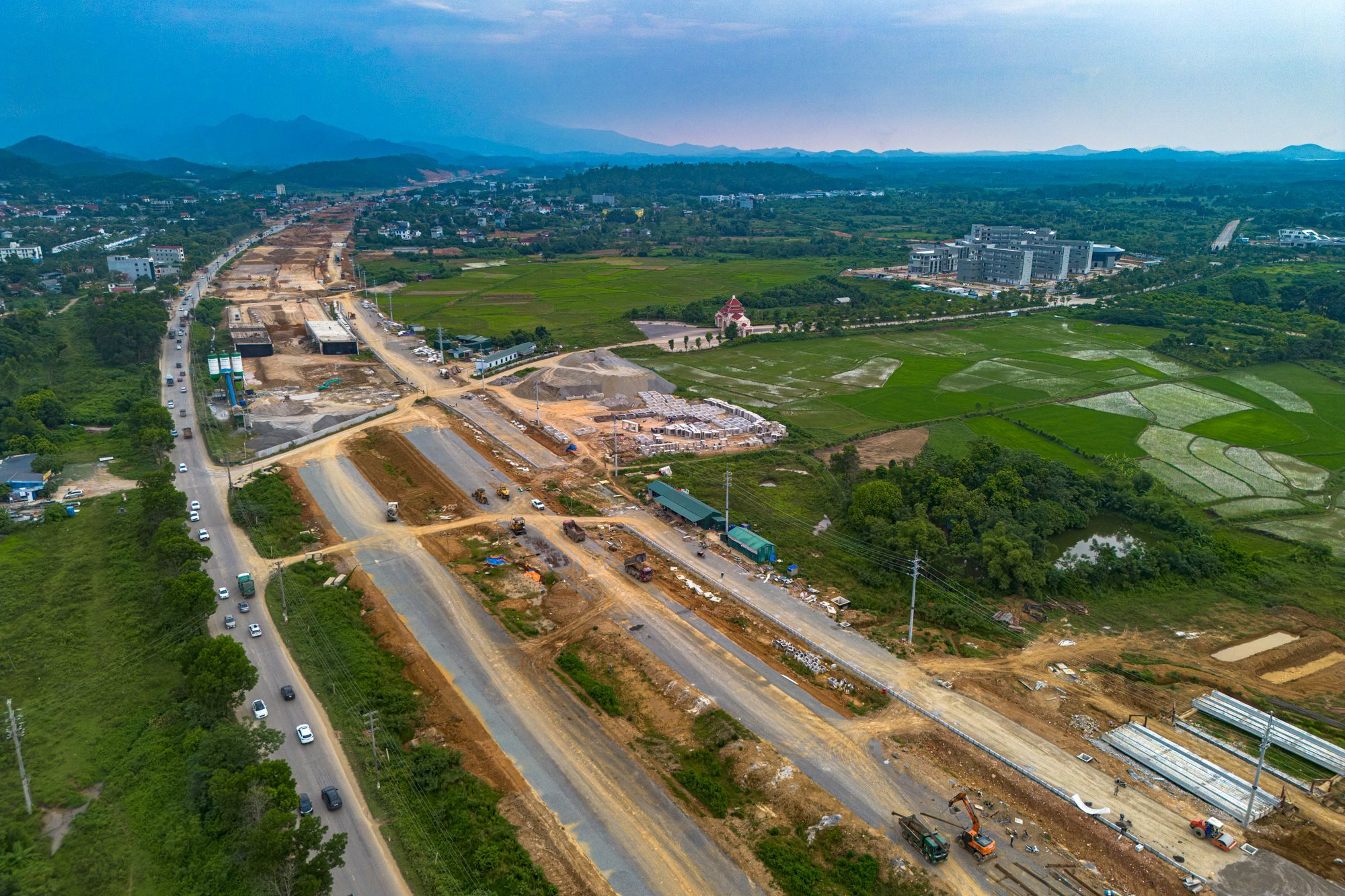 Ngắm n&uacute;t giao vừa c&oacute; hồ nước, rừng c&acirc;y xanh v&agrave; nh&agrave; d&acirc;n tr&ecirc;n đại lộ d&agrave;i nhất Việt Nam - Ảnh 13.