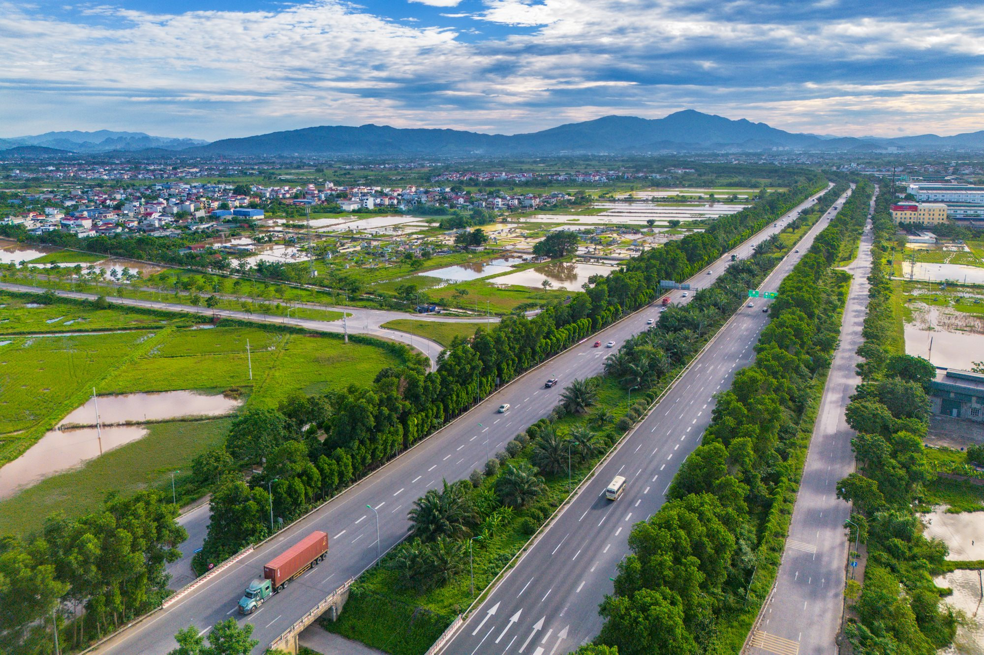 Ngắm n&uacute;t giao vừa c&oacute; hồ nước, rừng c&acirc;y xanh v&agrave; nh&agrave; d&acirc;n tr&ecirc;n đại lộ d&agrave;i nhất Việt Nam - Ảnh 3.