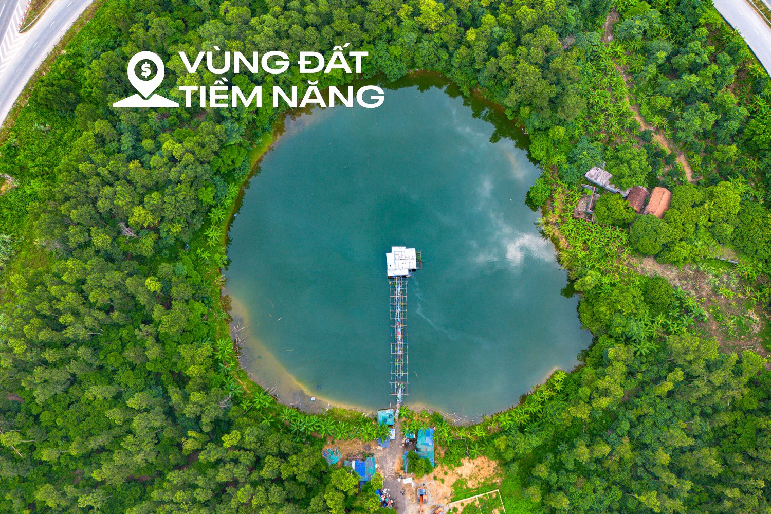 Ngắm n&uacute;t giao vừa c&oacute; hồ nước, rừng c&acirc;y xanh v&agrave; nh&agrave; d&acirc;n tr&ecirc;n đại lộ d&agrave;i nhất Việt Nam - Ảnh 1.