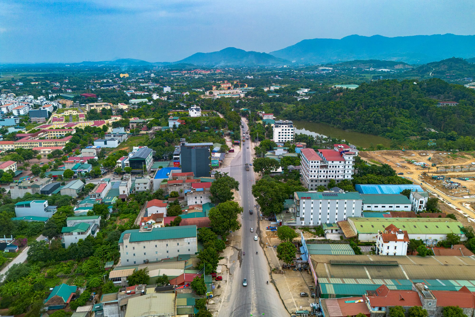 Ngắm n&uacute;t giao vừa c&oacute; hồ nước, rừng c&acirc;y xanh v&agrave; nh&agrave; d&acirc;n tr&ecirc;n đại lộ d&agrave;i nhất Việt Nam - Ảnh 9.