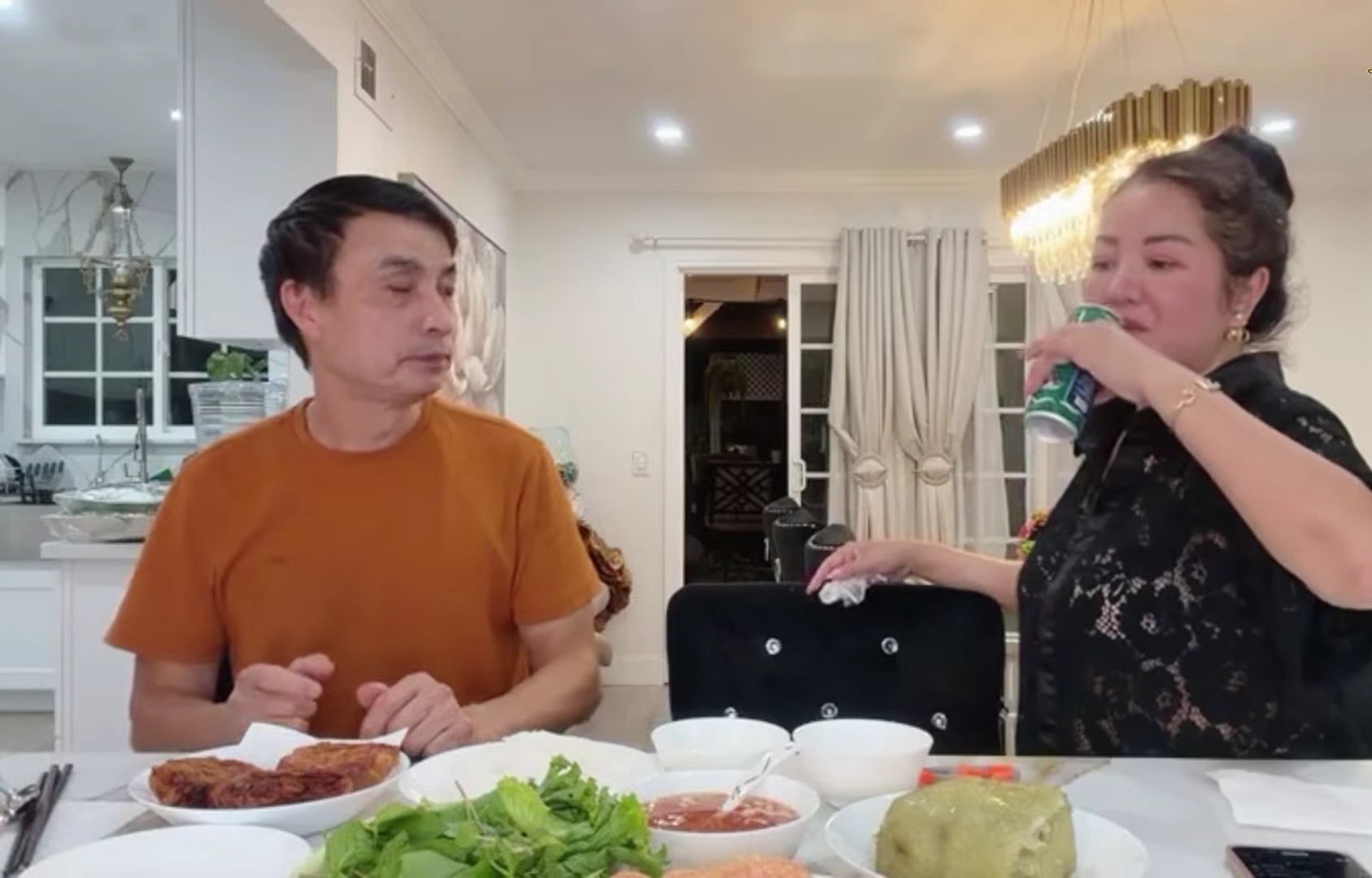 "Bé Xuân Mai bảo Tuấn Cảnh: Cha ơi đừng đi làm nữa, để con đi hát kiếm tiền nuôi cha" - Ảnh 1. "Bé Xuân Mai bảo Tuấn Cảnh: Cha ơi đừng đi làm nữa, để con đi hát kiếm tiền nuôi cha" - Ảnh 1.