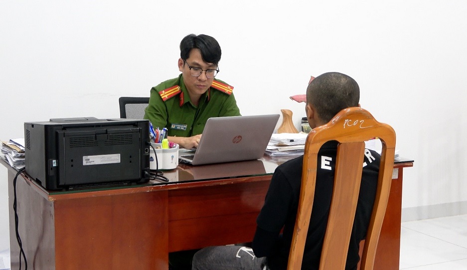 Nguyễn Minh Thắng SN 1994 bị truy n&atilde; v&igrave; m&ocirc;i giới mại d&acirc;m tại L&acirc;m Đồng - Ảnh 1.
