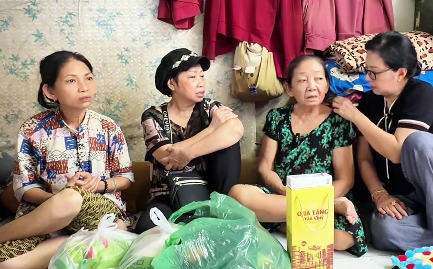 Vợ đầu NSND Thanh Tuấn 77 tuổi vẫn phải đi chạy xe &ocirc;m nu&ocirc;i con g&aacute;i 58 tuổi bệnh nặng - Ảnh 1.