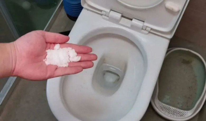 V&igrave; sao n&ecirc;n đổ muối v&agrave;o bồn cầu khi bị tắc nghẽn?- Ảnh 1.