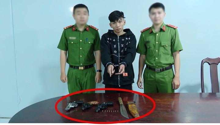 Bắt nh&oacute;m thanh ni&ecirc;n d&ugrave;ng s&uacute;ng giải quyết m&acirc;u thuẫn ở TP . HCM g&acirc;y chấn động - Ảnh 2.