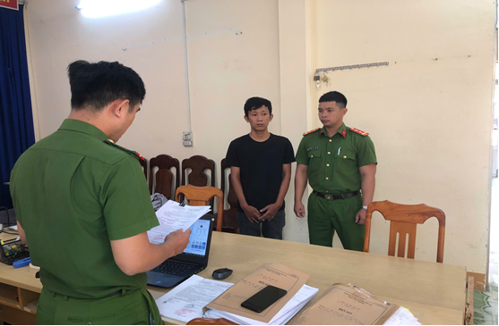 Thi hành lệnh bắt giam nhân viên bán bia Trương Duy Khương SN 1994 liên quan 1,58 tỷ đồng - Ảnh 1.