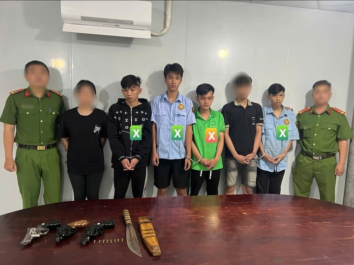 Bắt nh&oacute;m thanh ni&ecirc;n d&ugrave;ng s&uacute;ng giải quyết m&acirc;u thuẫn ở TP . HCM g&acirc;y chấn động - Ảnh 1.