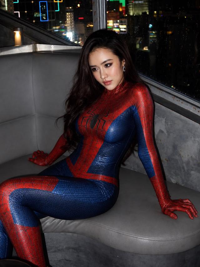 Mỹ nh&acirc;n thường được gọi l&agrave; "vợ Ph&oacute; chủ tịch" bắt trend Người Nhện: Body n&oacute;ng bỏng khiến Facebook cũng kh&ocirc;ng tin v&agrave;o mắt m&igrave;nh- Ảnh 4.