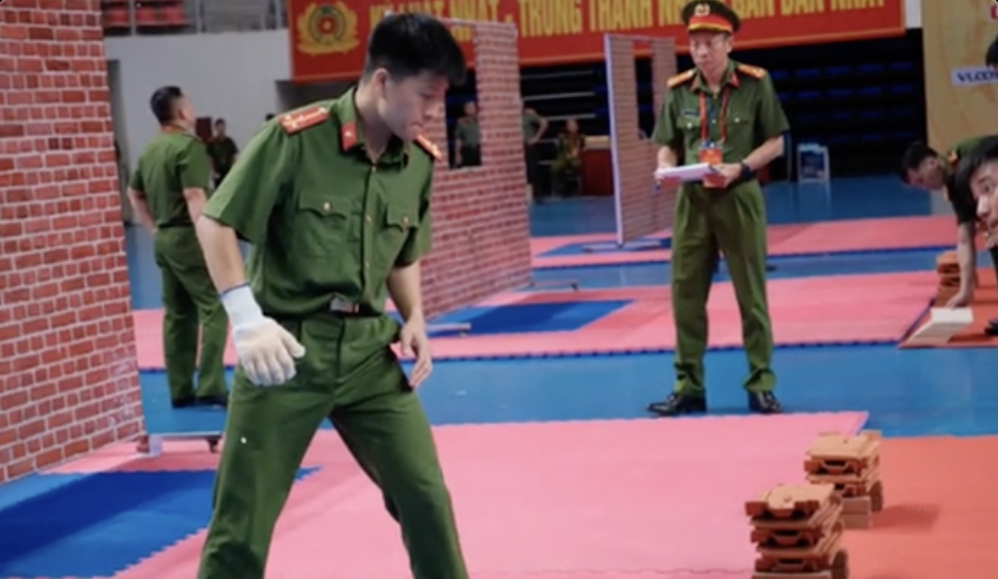 Danh t&iacute;nh Đại &uacute;y C&ocirc;ng an TP. H&agrave; Nội v&agrave;o vai &ldquo;cơ trưởng" đang viral khắp MXH- Ảnh 2.
