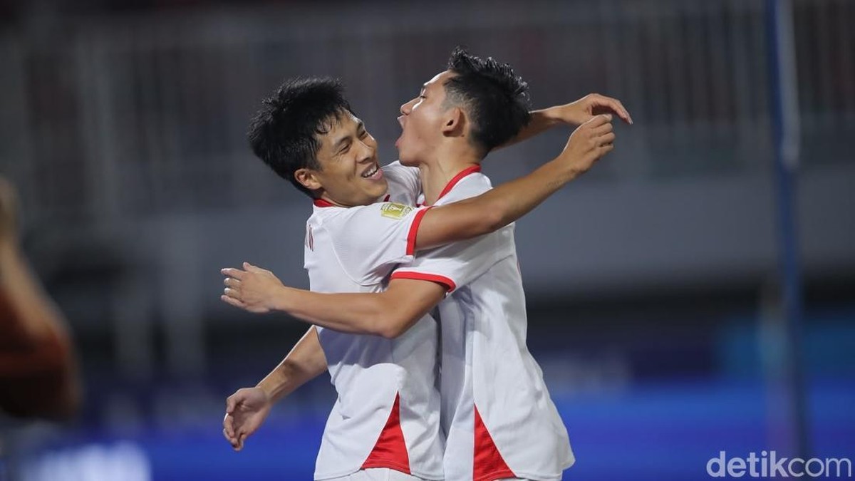 Phá lưới Indonesia, "thanh gươm trong tay áo" HLV Kim Sang-sik nhận điểm số cao nhất tuyển Việt Nam - Ảnh 1. Phá lưới Indonesia, "thanh gươm trong tay áo" HLV Kim Sang-sik nhận điểm số cao nhất tuyển Việt Nam - Ảnh 1.