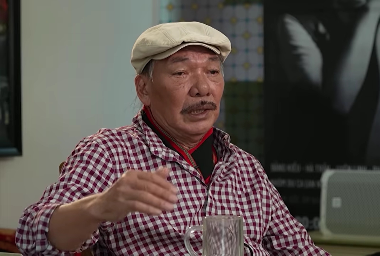 Nam ca sĩ Ph&aacute;p đang ngồi c&agrave; ph&ecirc; ở H&agrave; Nội, nghe thấy nhạc Trần Tiến vội hỏi chủ qu&aacute;n- Ảnh 1.
