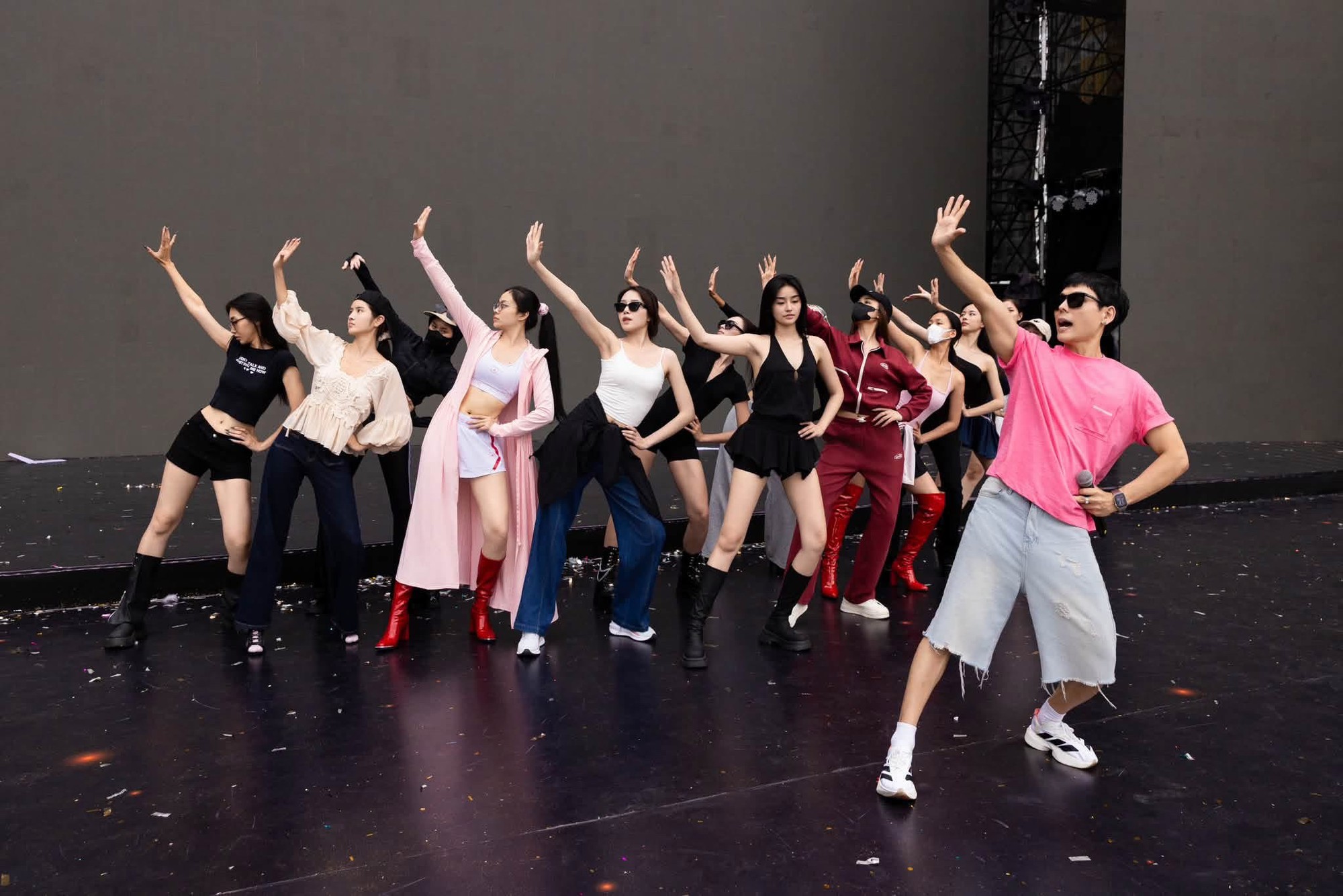 Ai đứng sau m&agrave;n đồng diễn ở Miss Grand Vietnam 2026 được CEO Phạm Kim Dung hết lời khen ngợi? - Ảnh 6.