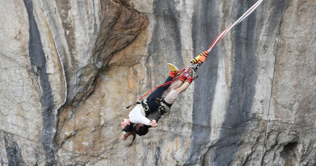 Khoá dây nhảy bungee bị đứt, cặp đôi tử vong vì rơi xuống vực sâu - Ảnh 1. Khoá dây nhảy bungee bị đứt, cặp đôi tử vong vì rơi xuống vực sâu - Ảnh 1.