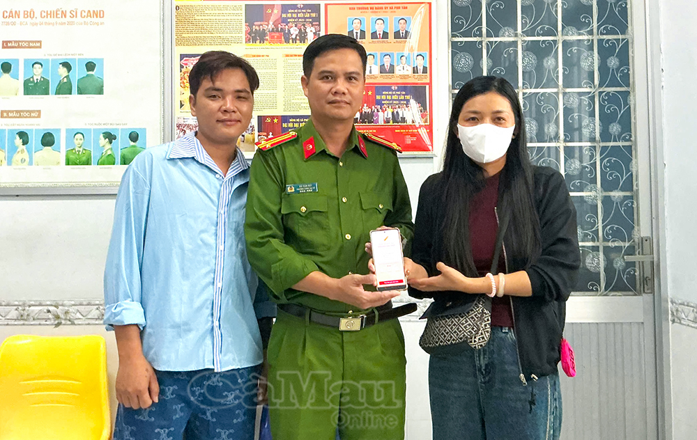 Giao dịch chuyển nhầm 200 triệu đồng: H&agrave;nh động đẹp của Lữ Mai Linh v&agrave; C&ocirc;ng an x&atilde; Ph&uacute; T&acirc;n - Ảnh 1.