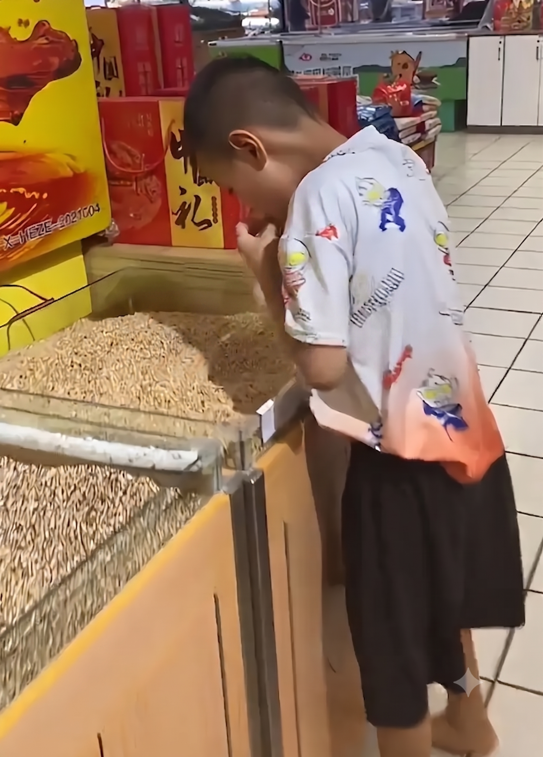 Bức ảnh chụp trong si&ecirc;u thị: Con đ&aacute;ng tr&aacute;ch 1, cha mẹ đ&aacute;ng tr&aacute;ch 10 - Ảnh 1.