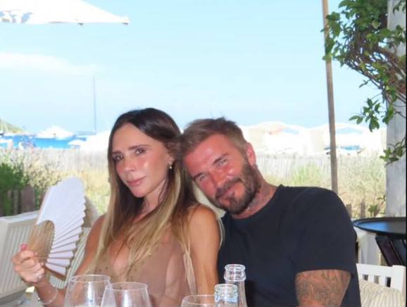 David Beckham v&agrave; Victoria: H&agrave;nh tr&igrave;nh t&igrave;nh y&ecirc;u 29 năm b&ecirc;n nhau trong kỳ nghỉ h&egrave; 2026 - Ảnh 3.