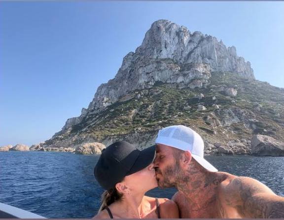 David Beckham v&agrave; Victoria: H&agrave;nh tr&igrave;nh t&igrave;nh y&ecirc;u 29 năm b&ecirc;n nhau trong kỳ nghỉ h&egrave; 2026 - Ảnh 1.