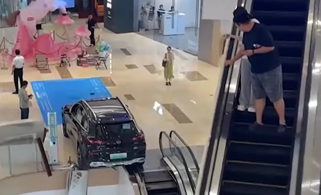 Nhầm ch&acirc;n ga, chiếc Mercedes lao xuy&ecirc;n lan can trung t&acirc;m thương mại - Ảnh 2.