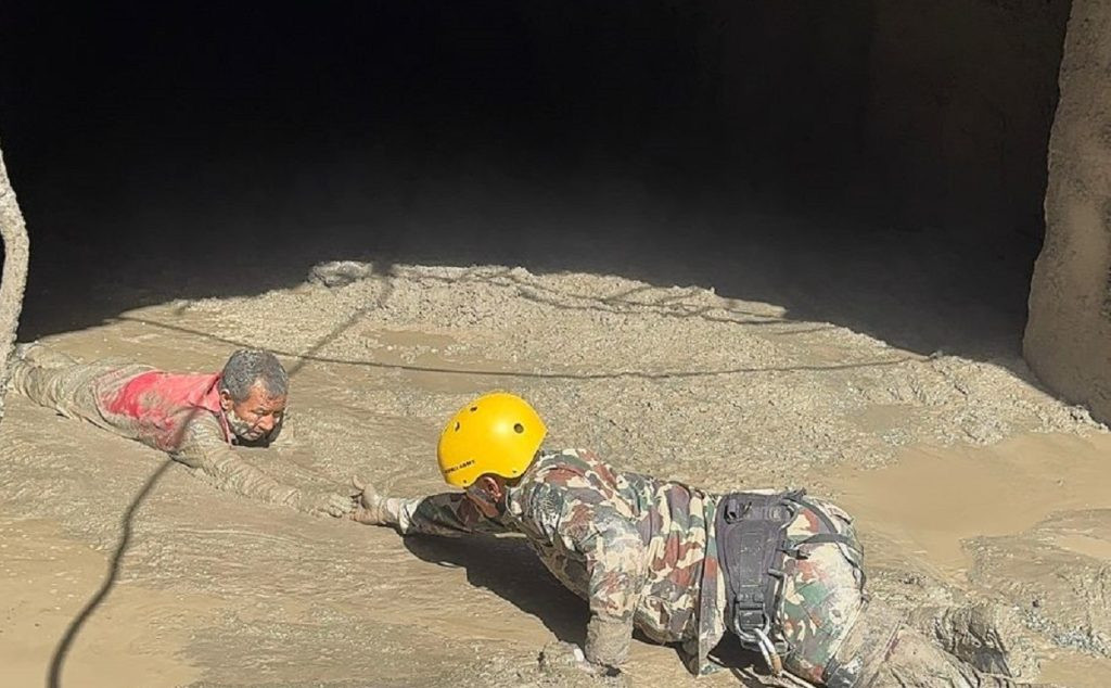 898 c&ocirc;ng nh&acirc;n vẫn mất t&iacute;ch sau lũ qu&eacute;t ở Nepal - Ảnh 2.