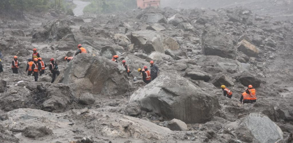 898 c&ocirc;ng nh&acirc;n vẫn mất t&iacute;ch sau lũ qu&eacute;t ở Nepal - Ảnh 1.