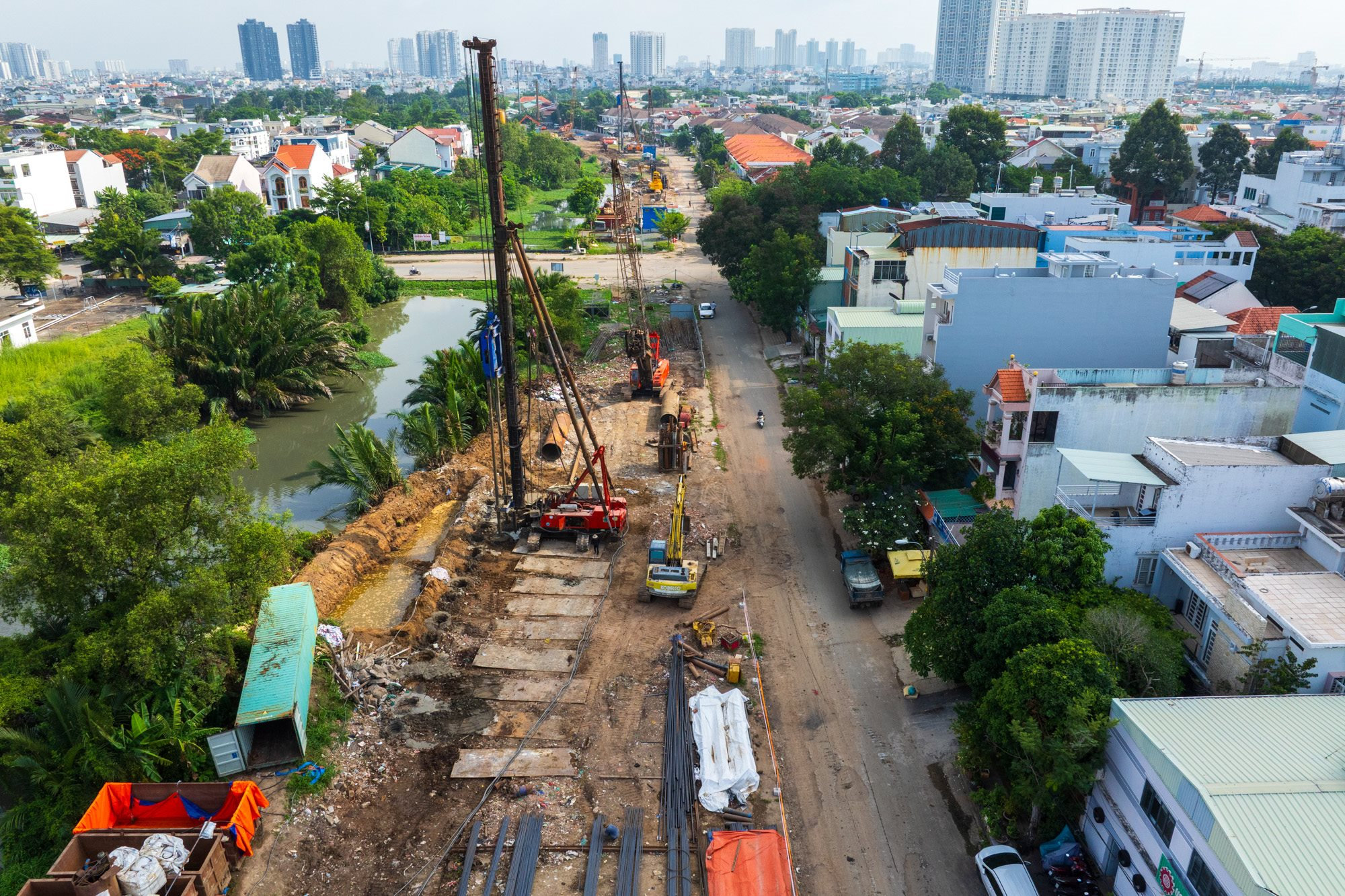 Cận cảnh đại c&ocirc;ng trường cầu đường B&igrave;nh Ti&ecirc;n 6.300 tỷ: M&aacute;y m&oacute;c rầm rộ san lấp mặt bằng, BĐS khu Nam chờ trục kết nối mới - Ảnh 11.