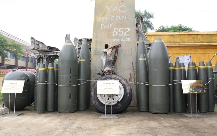 Những hiện vật đặc biệt và xác máy bay B52 tại Bảo tàng Quân khu 3 - Ảnh 6.