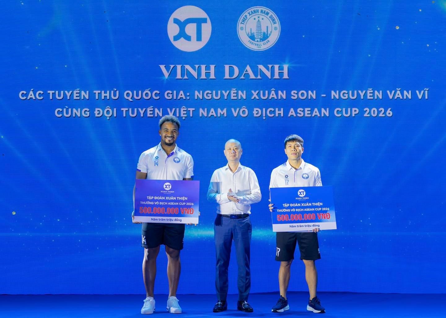 Xu&acirc;n Son vừa nhận th&ecirc;m 500 triệu đồng tiền thưởng từ 1 đại gia Việt - Ảnh 1.