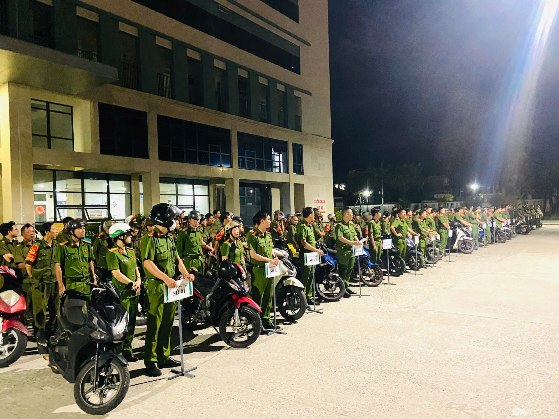 C&ocirc;ng an phường Cẩm Lệ kiểm tra an ninh tại khu d&acirc;n cư s&aacute;ng sớm 2026 - Ảnh 1.