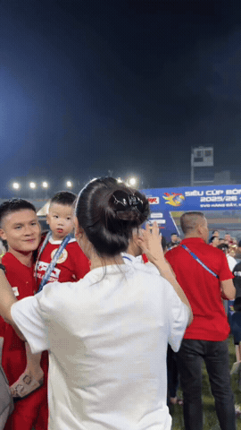 Quang Hải h&ocirc;n rồi nựng m&aacute; Chu Thanh Huyền - Ảnh 1.