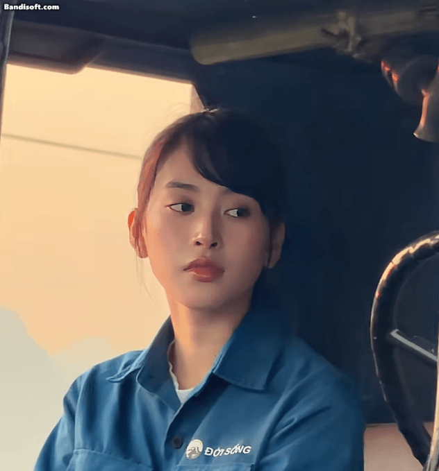 Tiểu Vy xinh đẹp như Hoa hậu trong vai c&ocirc;ng nh&acirc;n g&acirc;y sốt tại B&ograve; Sữa Bay - Ảnh 2.