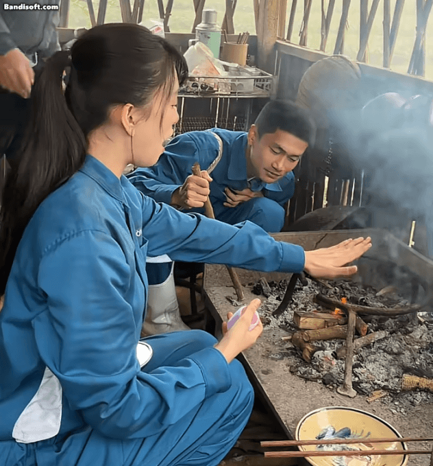 Tiểu Vy xinh đẹp như Hoa hậu trong vai c&ocirc;ng nh&acirc;n g&acirc;y sốt tại B&ograve; Sữa Bay - Ảnh 5.