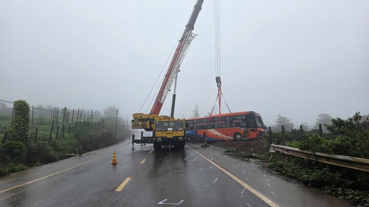 Vụ tai nạn giao th&ocirc;ng ở Gia Lai khiến 1 người chết , 20 người bị thương - Ảnh 3.
