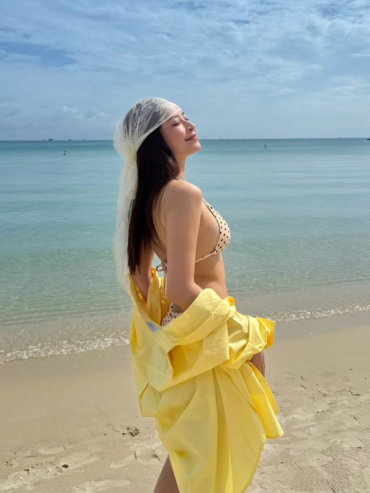 Chi Pu khoe dáng nóng bỏng trong bộ bikini gây sốt mạng xã hội 2026 - Ảnh 2. Chi Pu khoe dáng nóng bỏng trong bộ bikini gây sốt mạng xã hội 2026 - Ảnh 2.