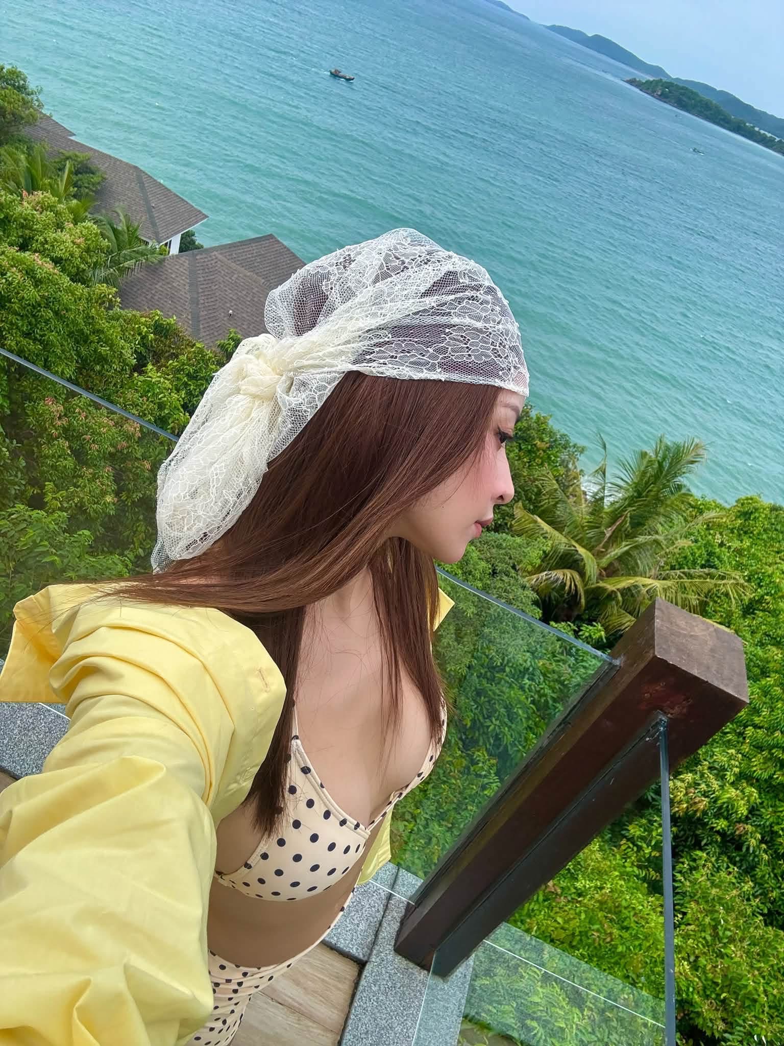 Chi Pu khoe dáng nóng bỏng trong bộ bikini gây sốt mạng xã hội 2026 - Ảnh 8. Chi Pu khoe dáng nóng bỏng trong bộ bikini gây sốt mạng xã hội 2026 - Ảnh 8.